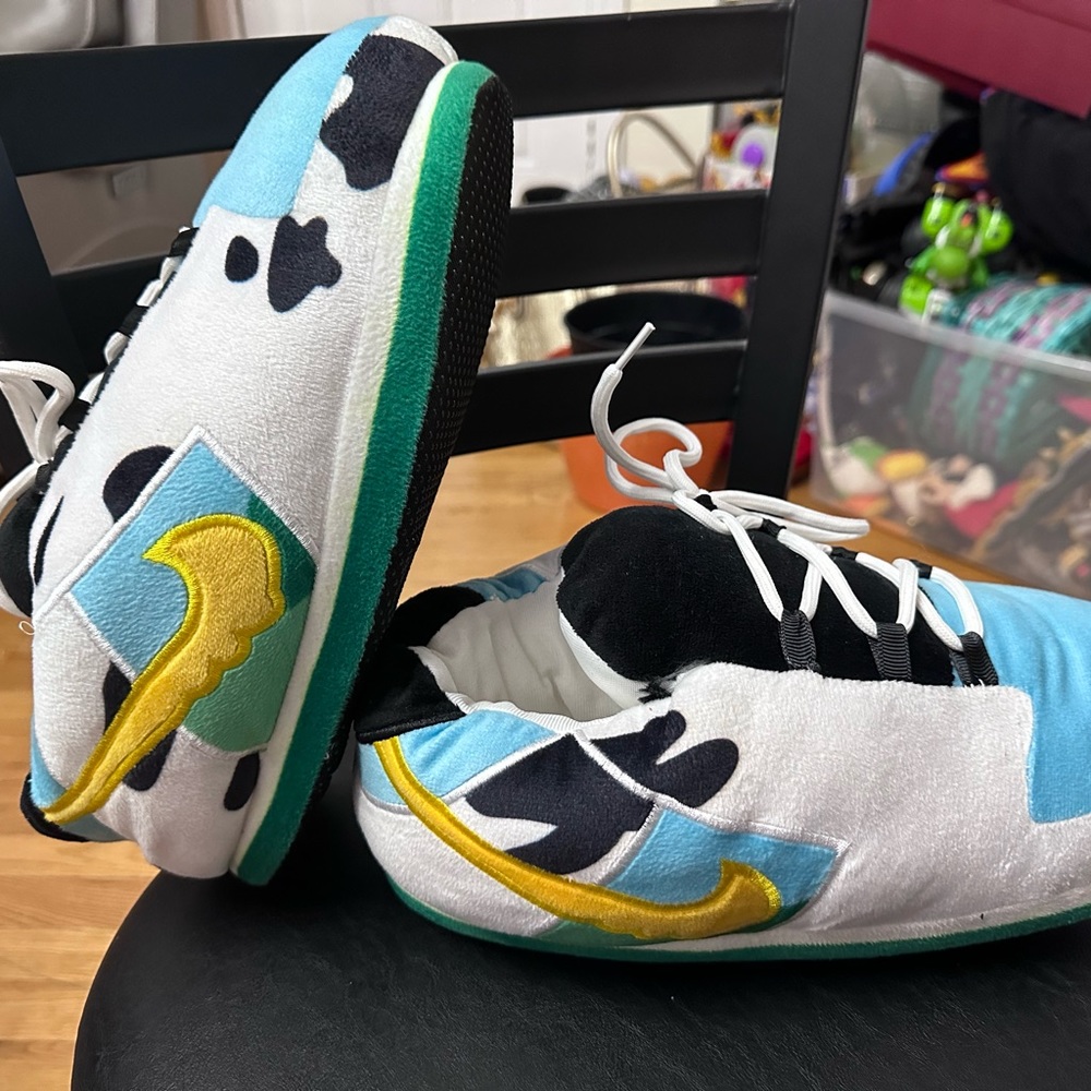 Cushioned house shoes soooo comfy